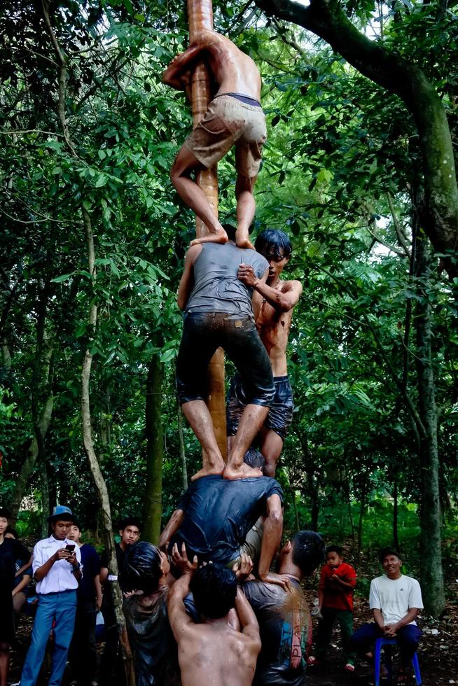 pamulang, augusti 17, 2022. olika tävlingar till fira Indonesiens oberoende dag var genom ut i en enkel men fortfarande livlig sätt. foto