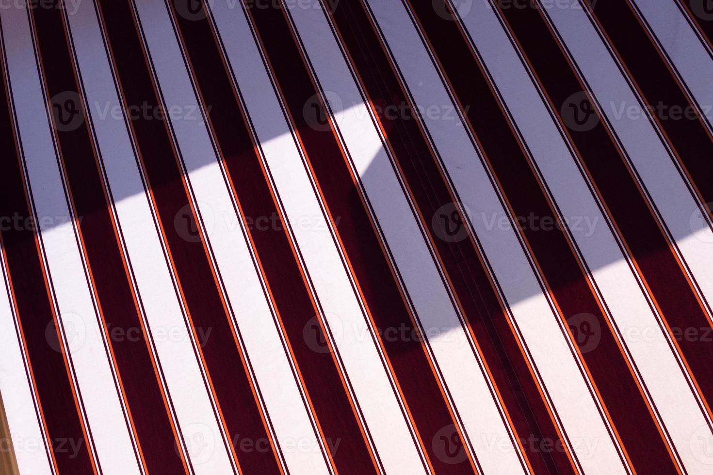 röd och vit diagonal randig bakgrund, upprepa Ränder på tyg, minimal grafisk rader mönster på textil. foto