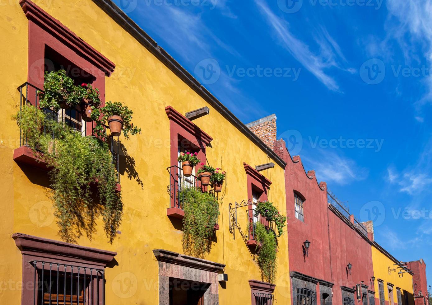 Mexiko, färgglada byggnader och gator i San Miguel de Allende i den historiska stadskärnan foto