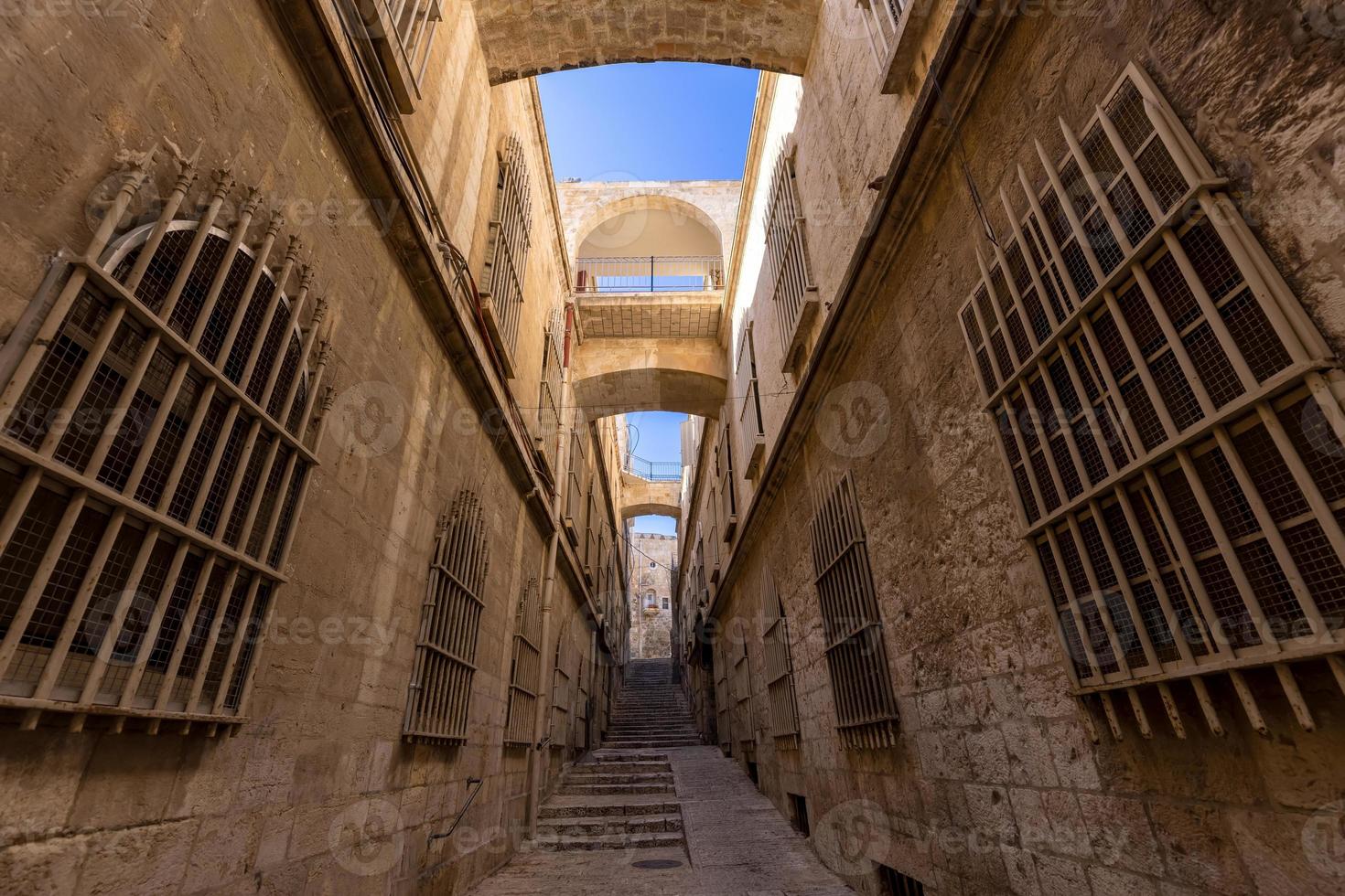 jerusalem gammal stad arab fjärdedel nära kyrka av helig grav, Västra vägg och kupol av de sten foto