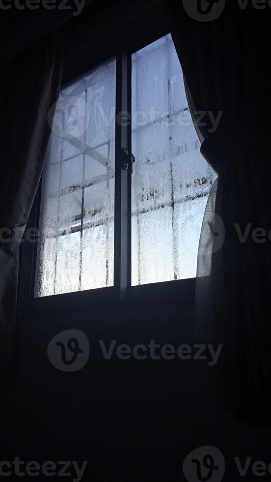 se från de fönster i de kall morgon- med vatten regn droppar på glas foto