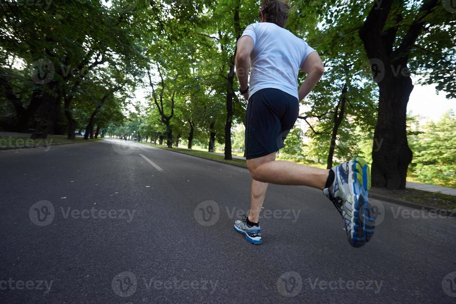 man joggar utanför foto