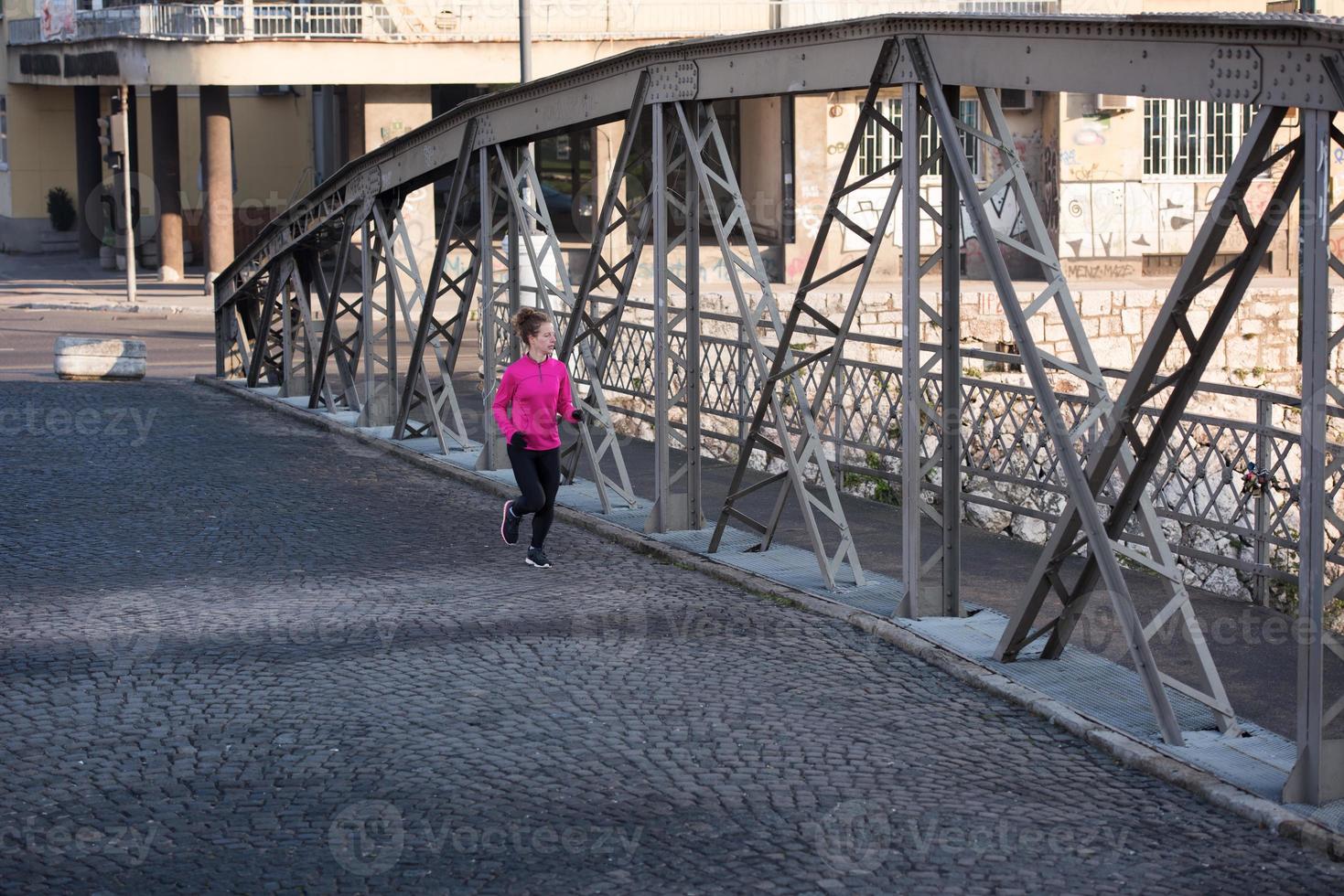 sportig kvinna joggning på morgon- foto