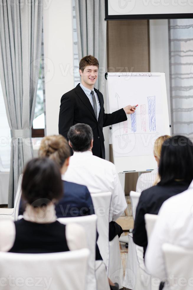 ung företag man ger en presentation på konferens foto