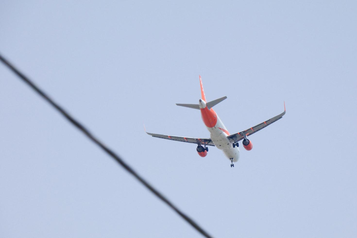 kommersiell flygplan flygande under blå himmel och anländer på de flygplats foto