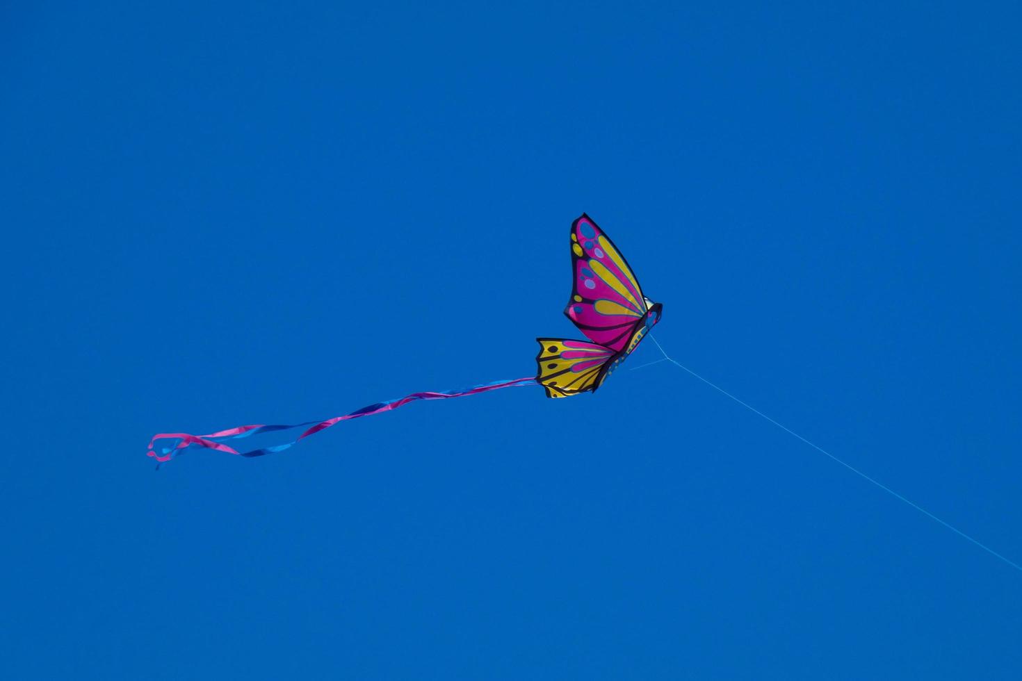 färgrik drake flygande under de blå himmel foto