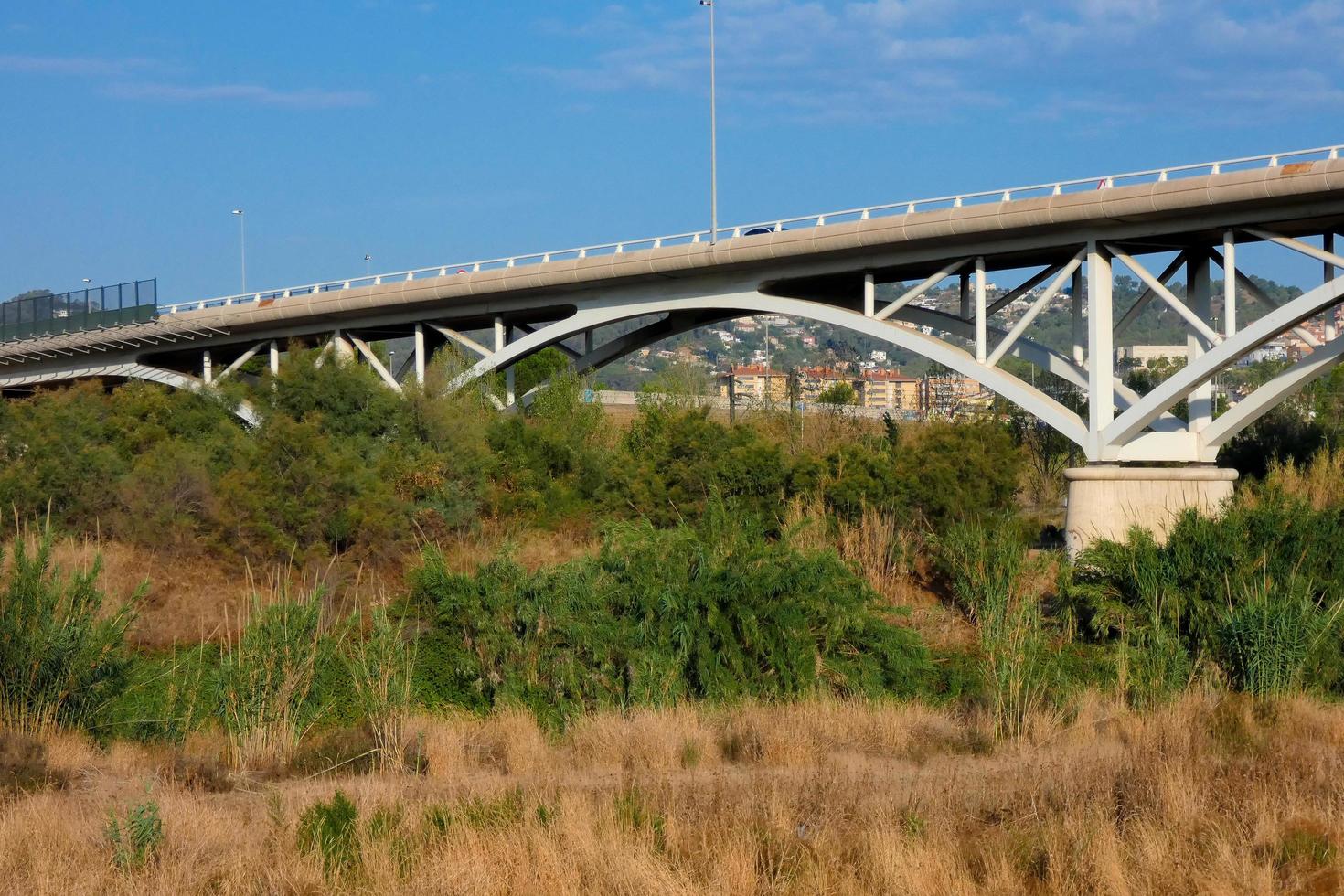 modern flod bro, ett teknik bedrift den där tusentals av fordon passera över dagligen foto