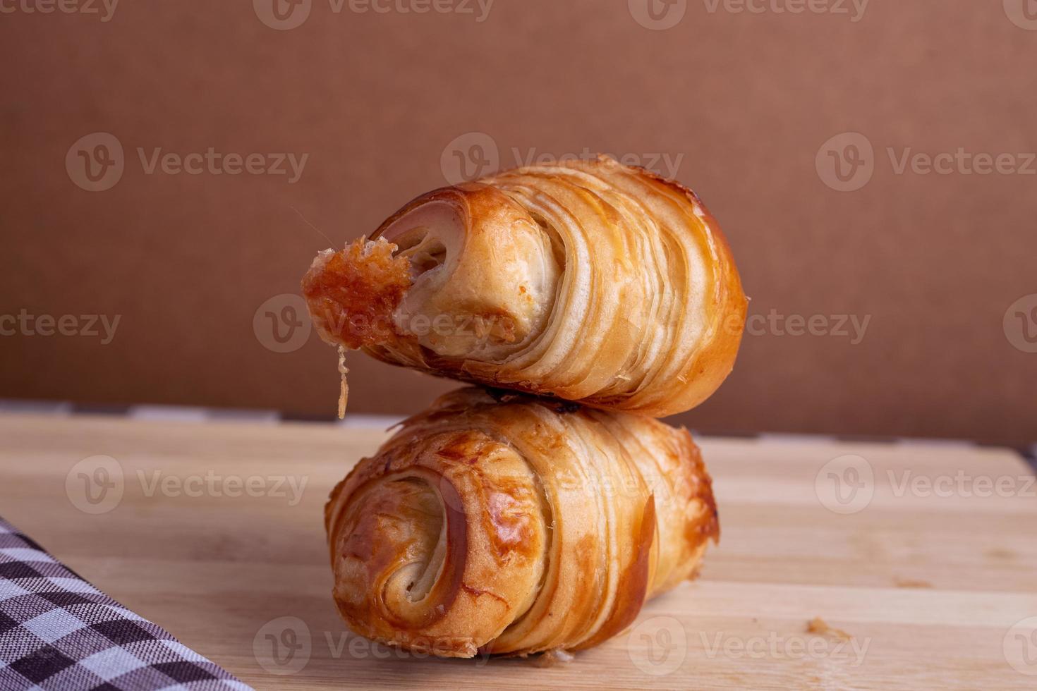 croissant på de tabell foto