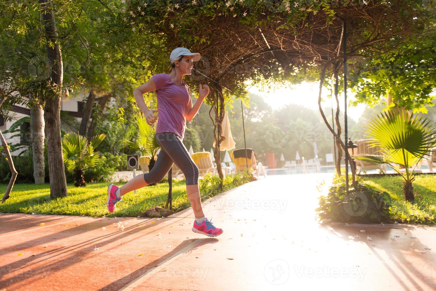 sportig kvinna joggning foto