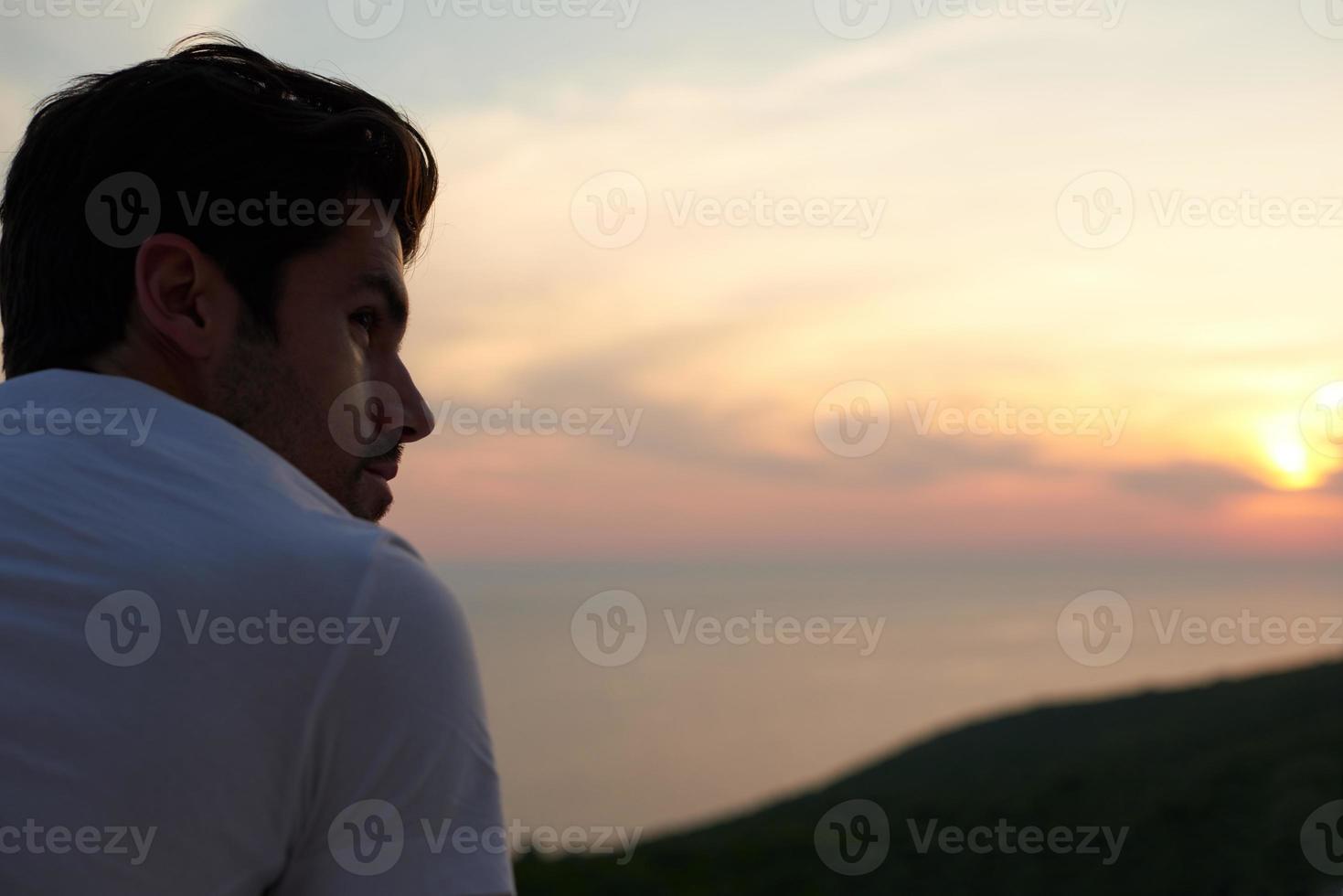 avslappnad ung man på Hem på balkong foto