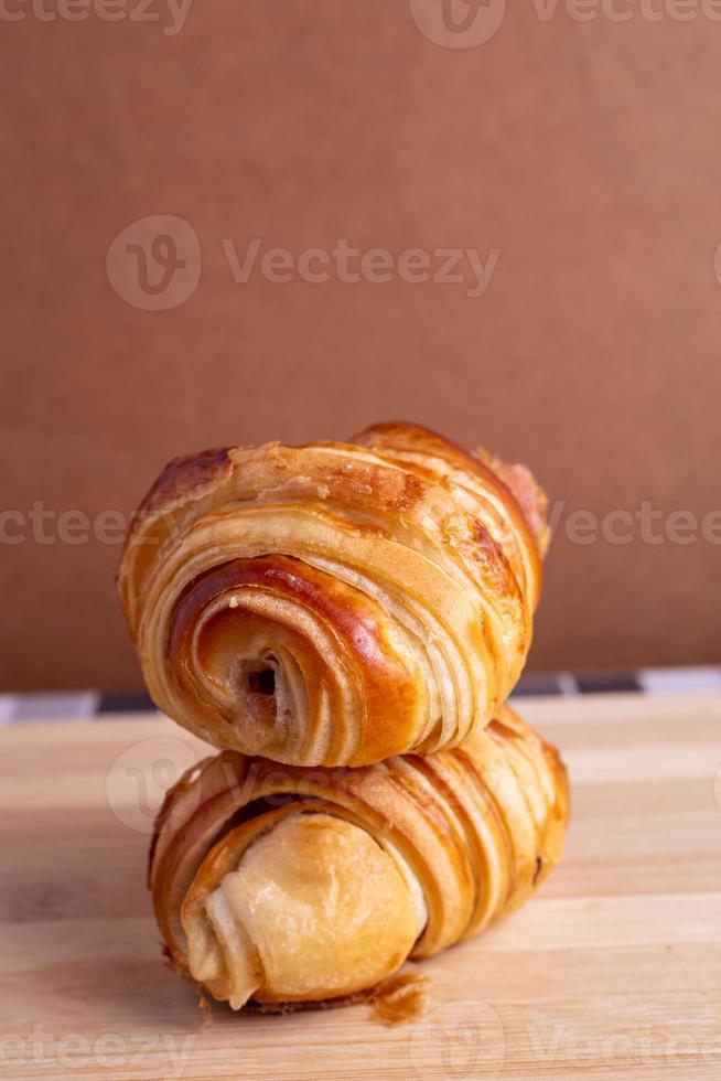 croissant på de tabell foto