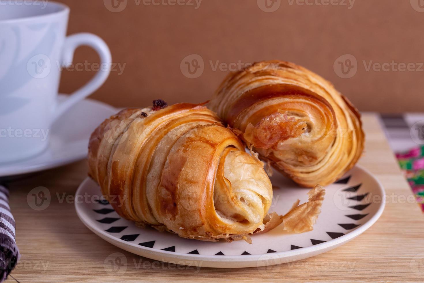 croissant på de tabell foto