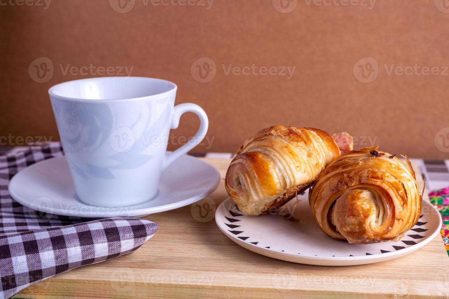 kopp av kaffe och croissant foto