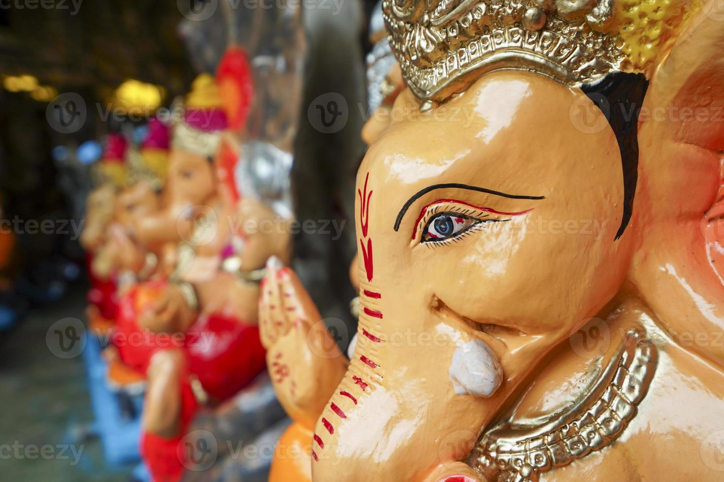 många herre ganesha också känd som ganpati i hindi idoler hålls i en affär innan ganesh chaturthi foto