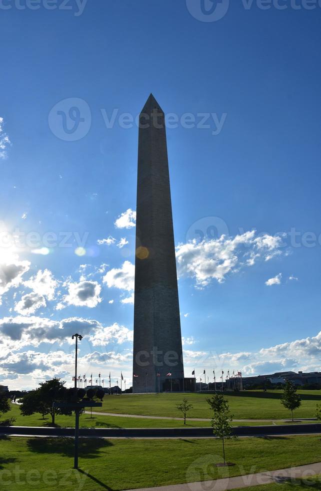 strålar av Sol faller på Washington monument foto