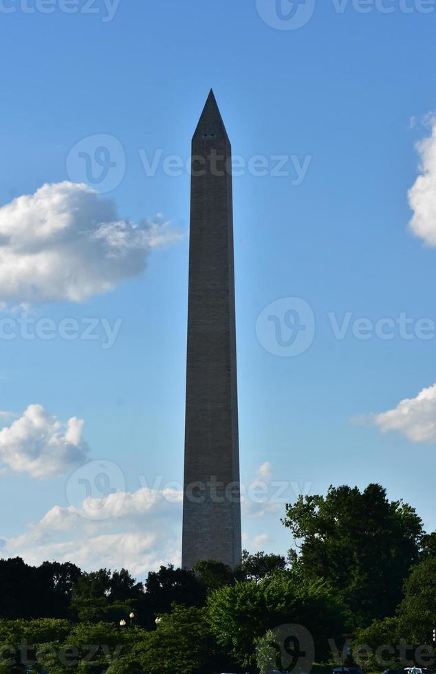 höga Washington monument mot en moln fylld himmel foto