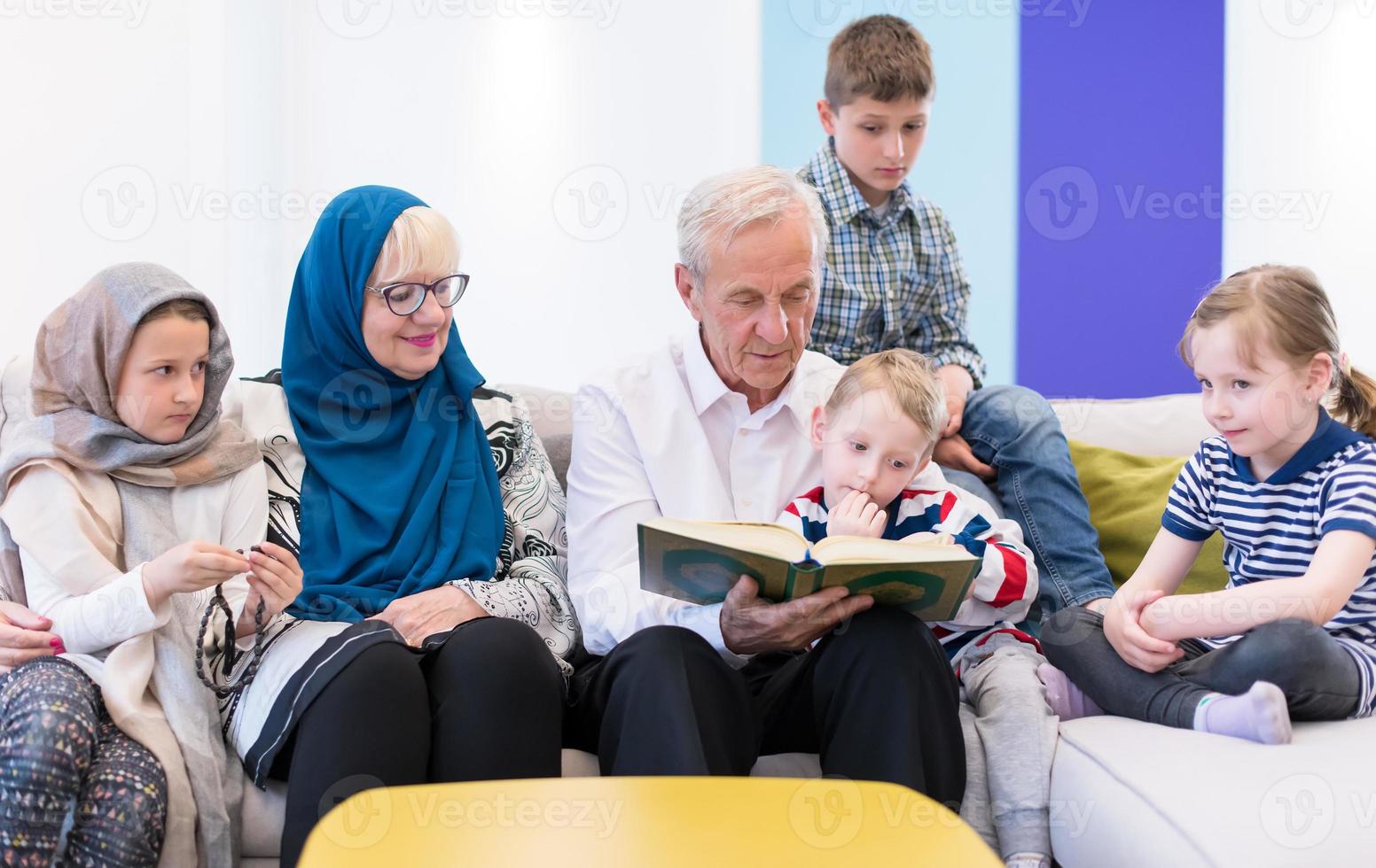 modern muslim farföräldrar med barnbarn läsning quran foto