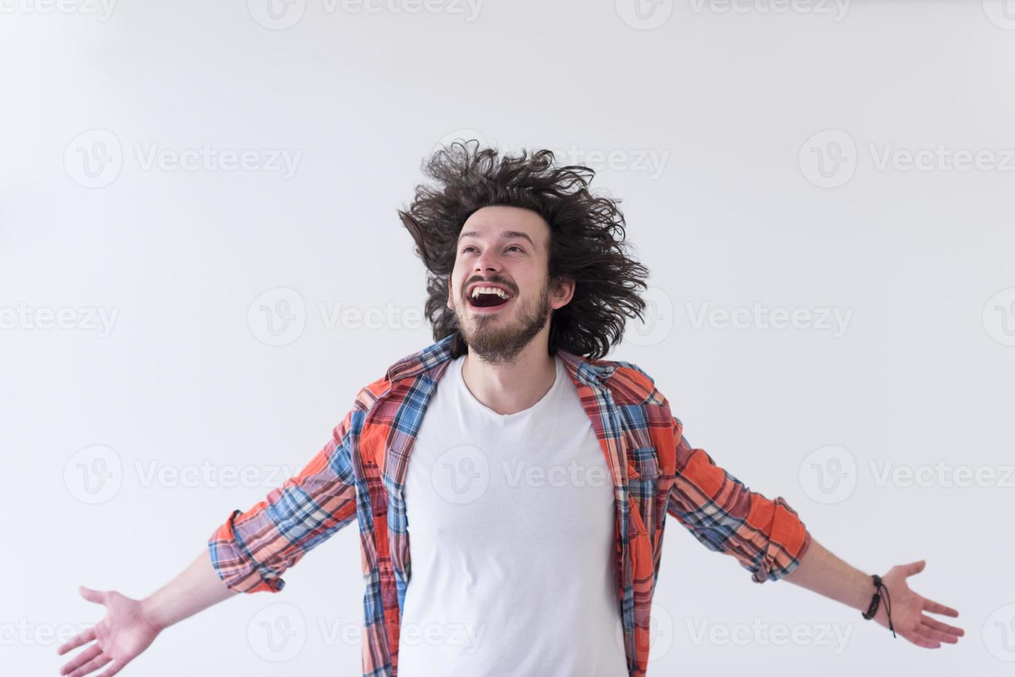 man stående med öppen vapen isolerat på en vit foto