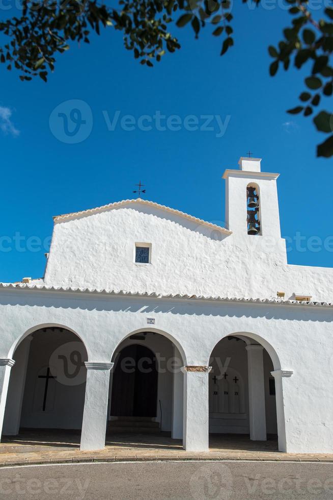 gammal vit kyrka av sant mateu de la albarca, ibiza, Spanien. foto