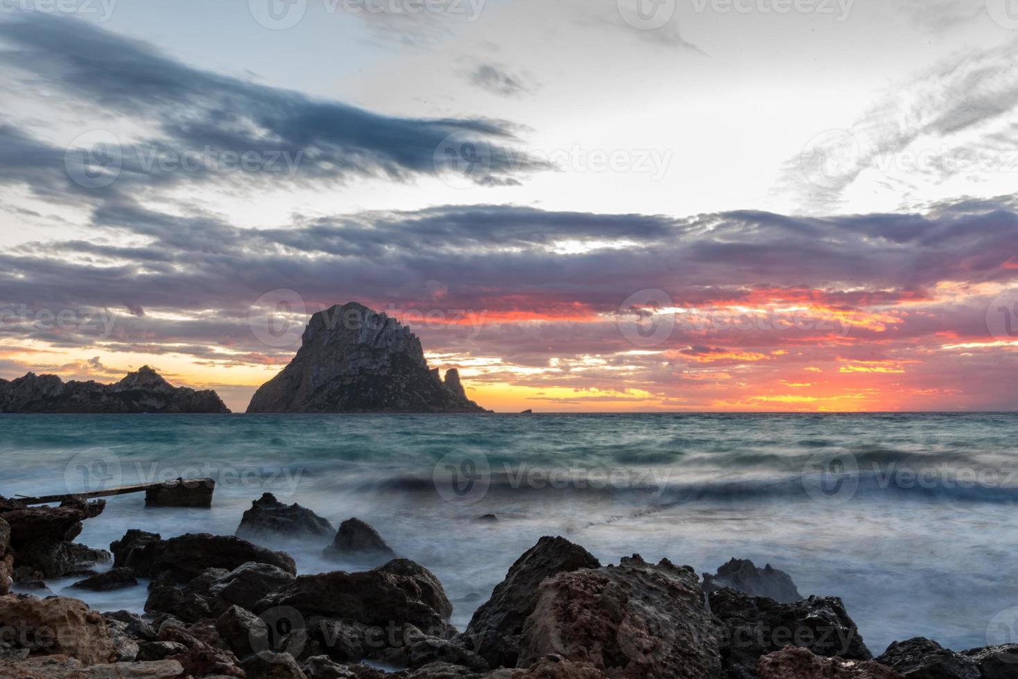 små trä- pir i cala d'hort bukt och se av es vedra ö, Ibiza ö, Spanien foto