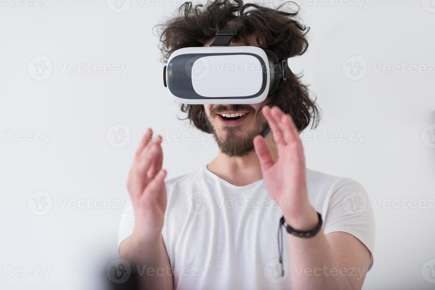 man använder sig av headsetet av virtuell verklighet foto