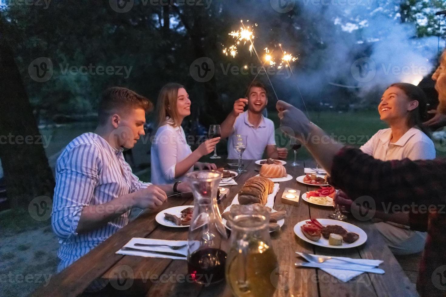 vänner har picknick franska middag fest utomhus- under sommar Semester foto