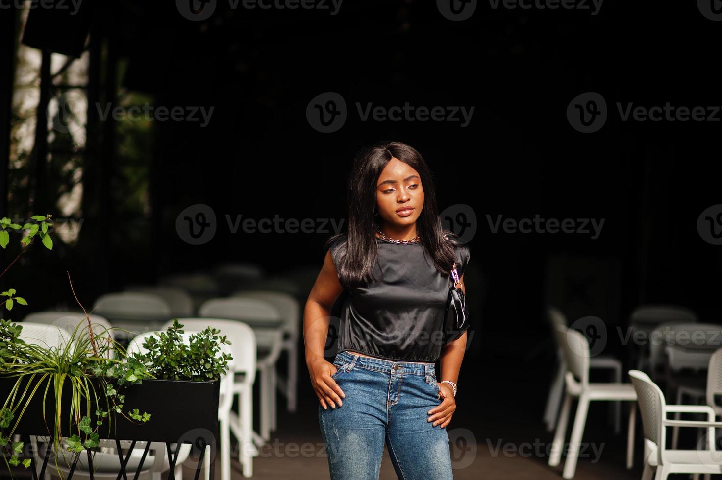 modern afrikansk amerikan kvinna ha på sig jeans Framställ utomhus. foto