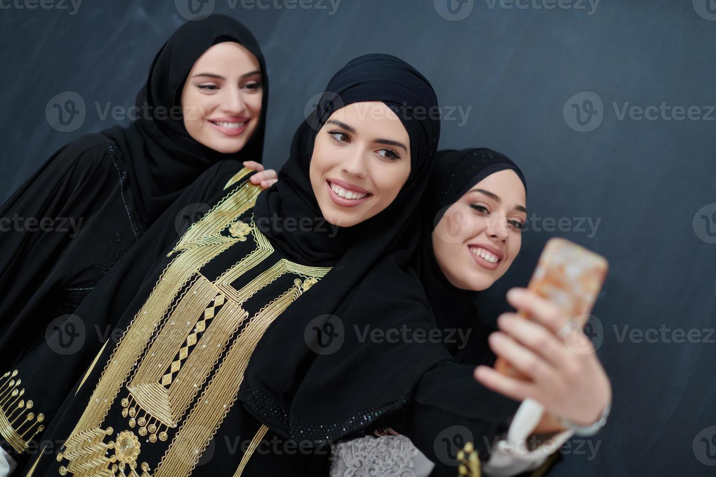 porträtt av arab kvinnor bär traditionell kläder eller abaya foto