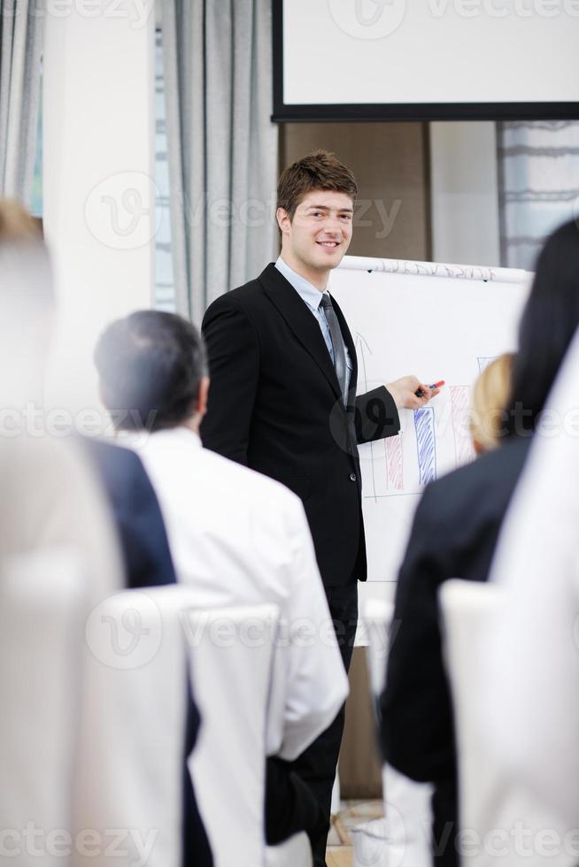 ung företag man ger en presentation på konferens foto