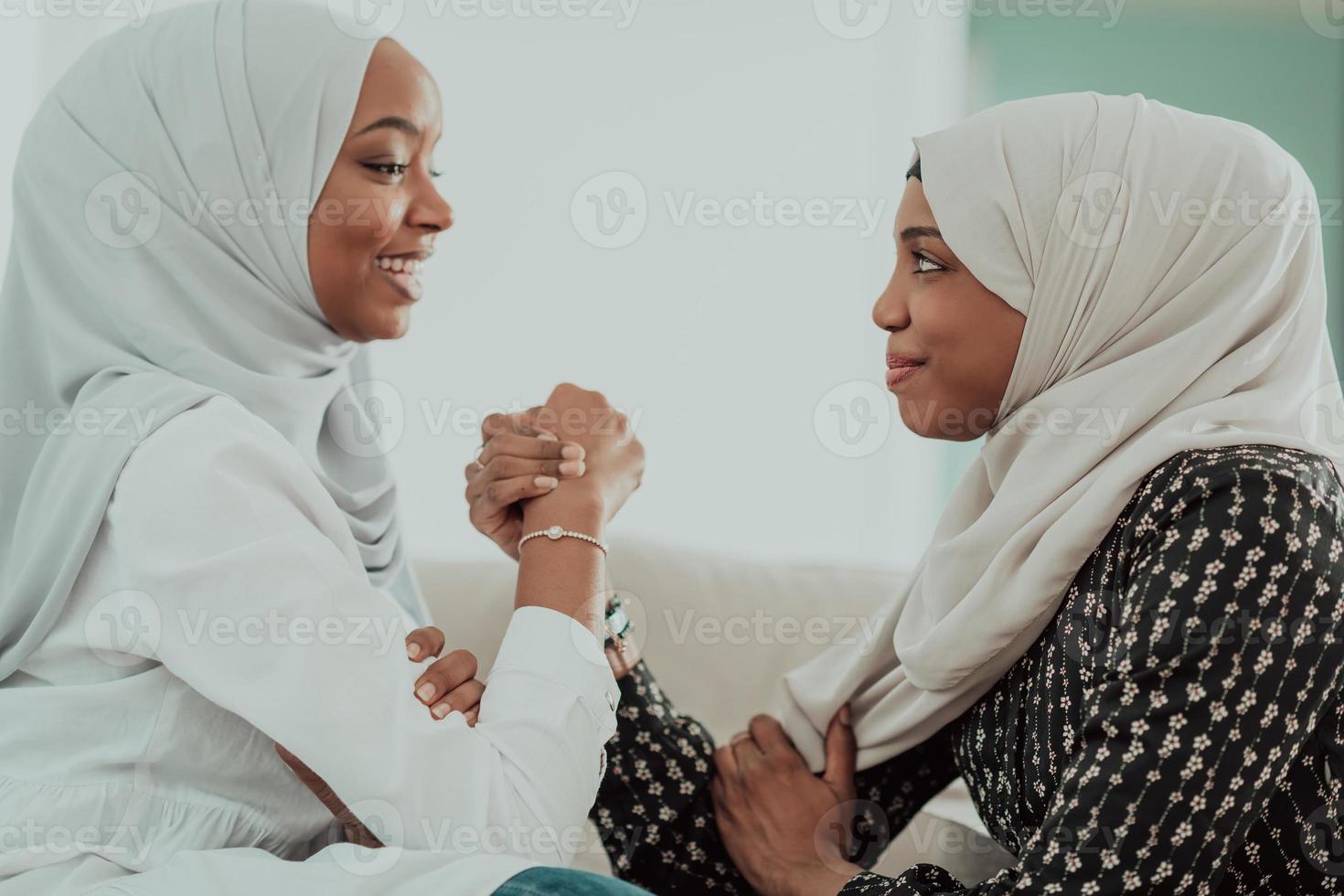 afrikansk kvinna ärm brottning konflikt begrepp, oenighet och konfrontation bär traditionell islamic hijab kläder. selektiv fokus foto