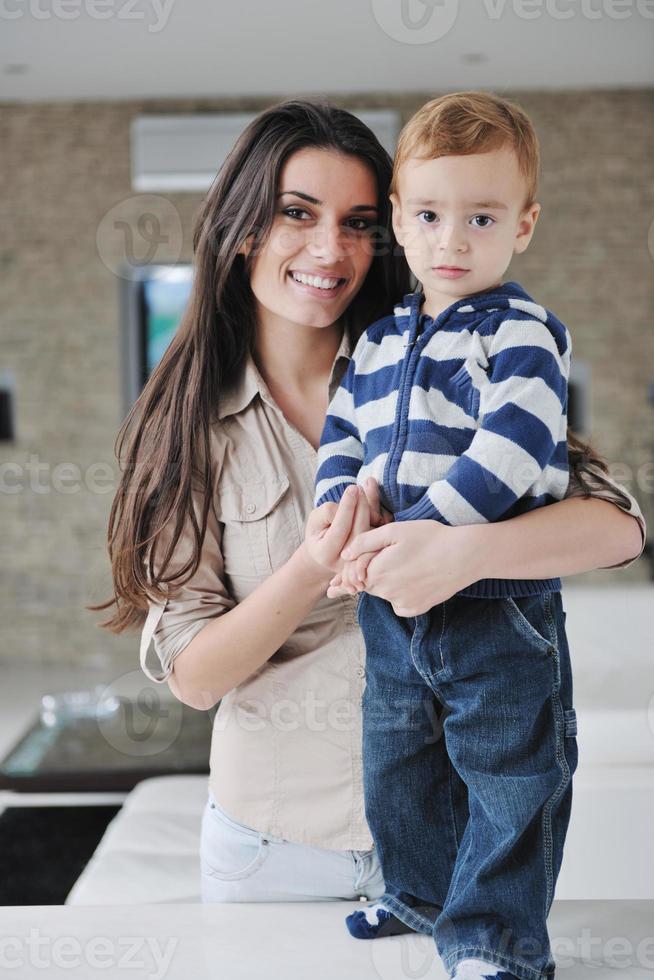 Lycklig mamma och son tillsammans på Hem foto