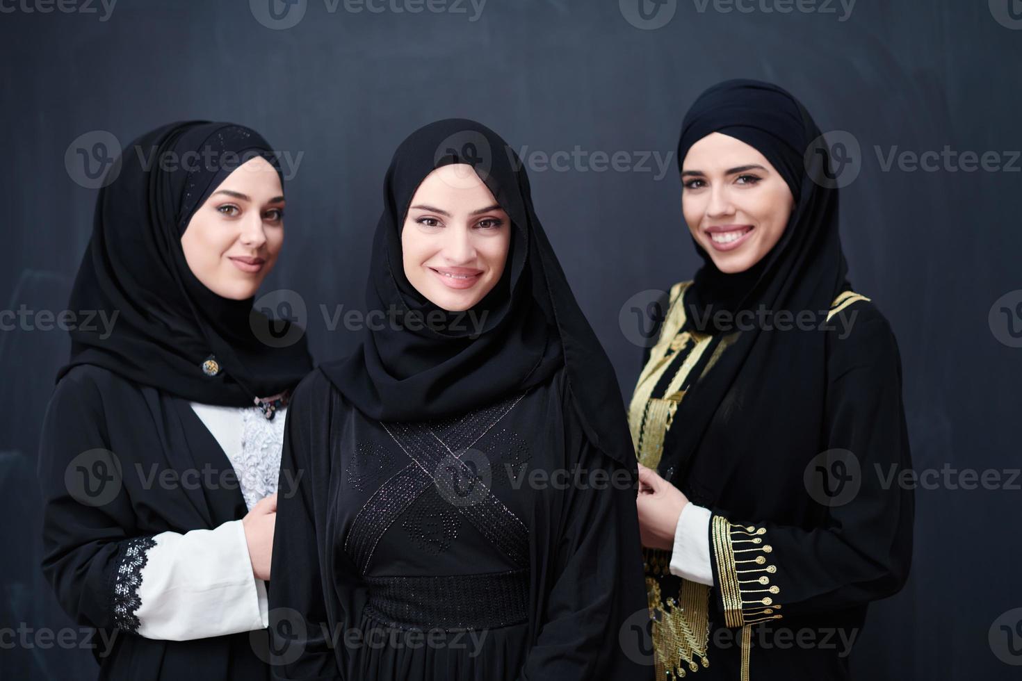 porträtt av skön muslim kvinnor i modern klänning foto