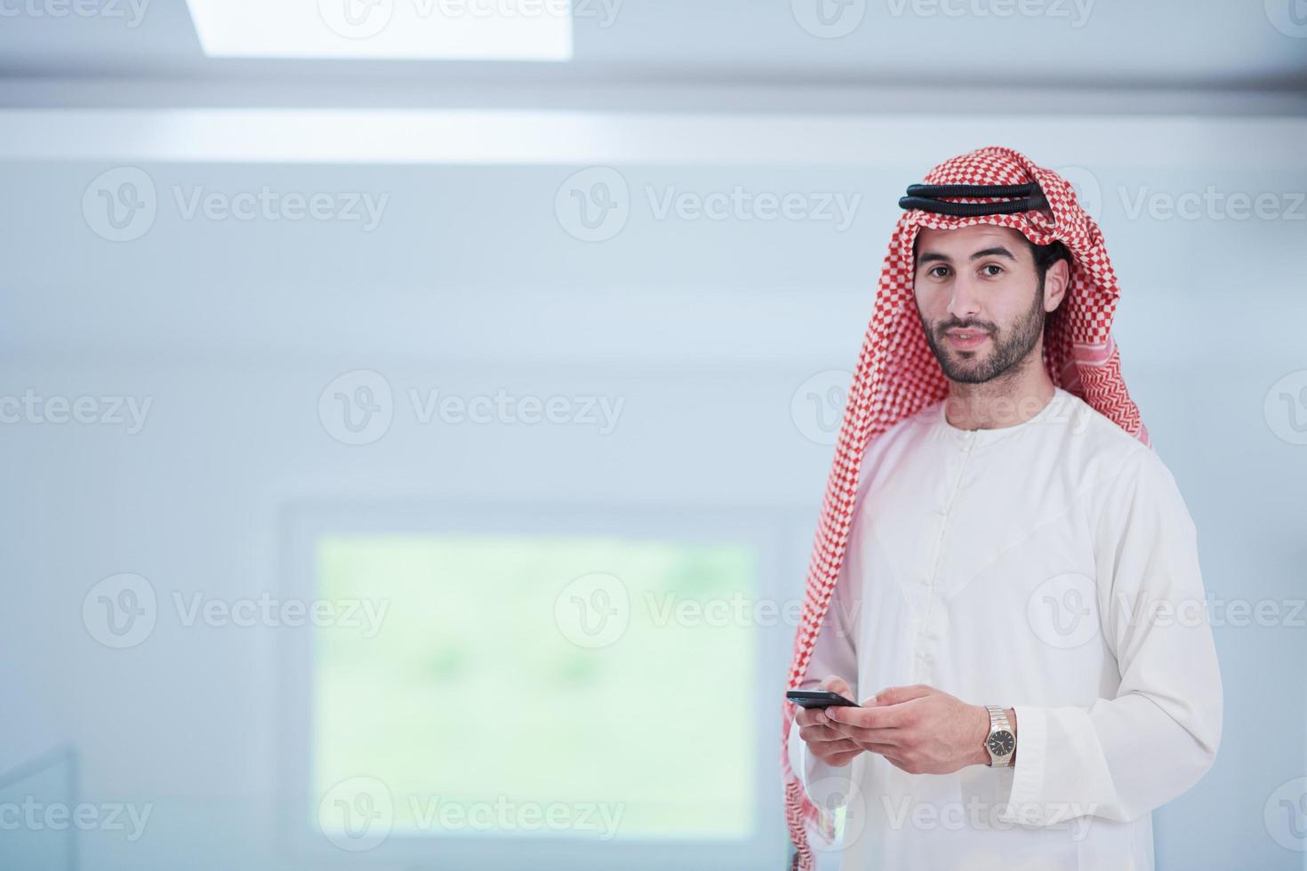 ung arab affärsman använder sig av smartphone på Hem foto