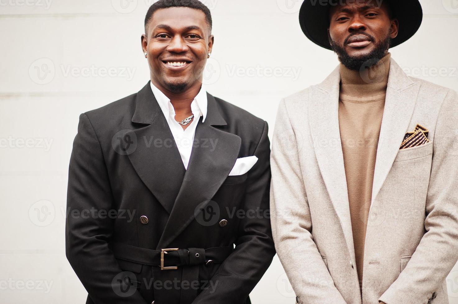 två mode svart män. modern porträtt av afrikansk amerikan manlig modeller. ha på sig kostym, täcka och hatt. foto