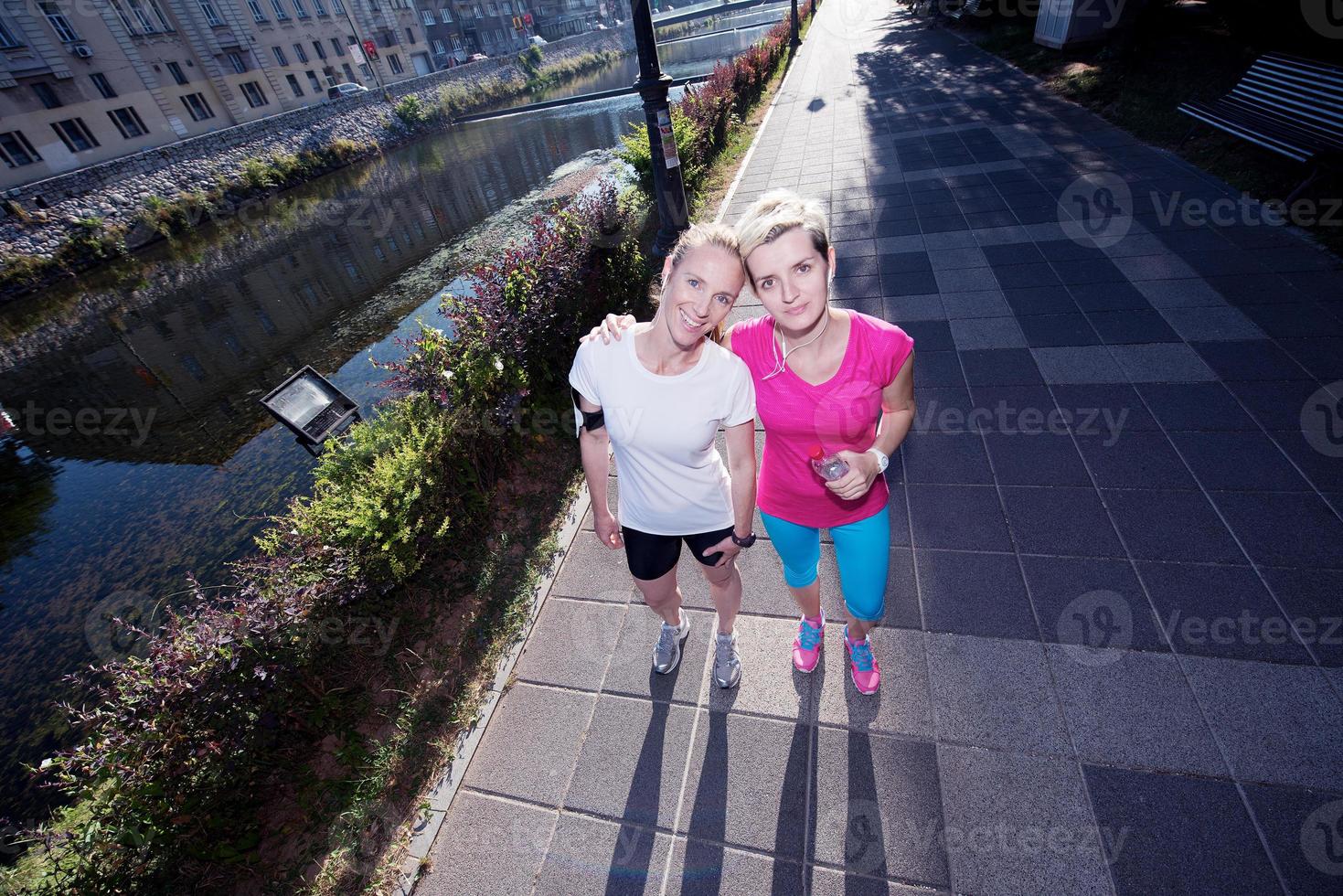 kvinna vänner joggning foto