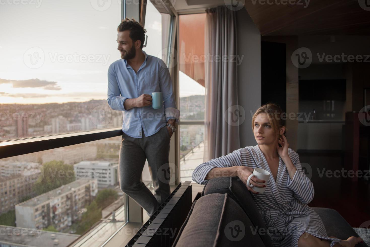 ung par njuter kväll kaffe förbi de fönster foto