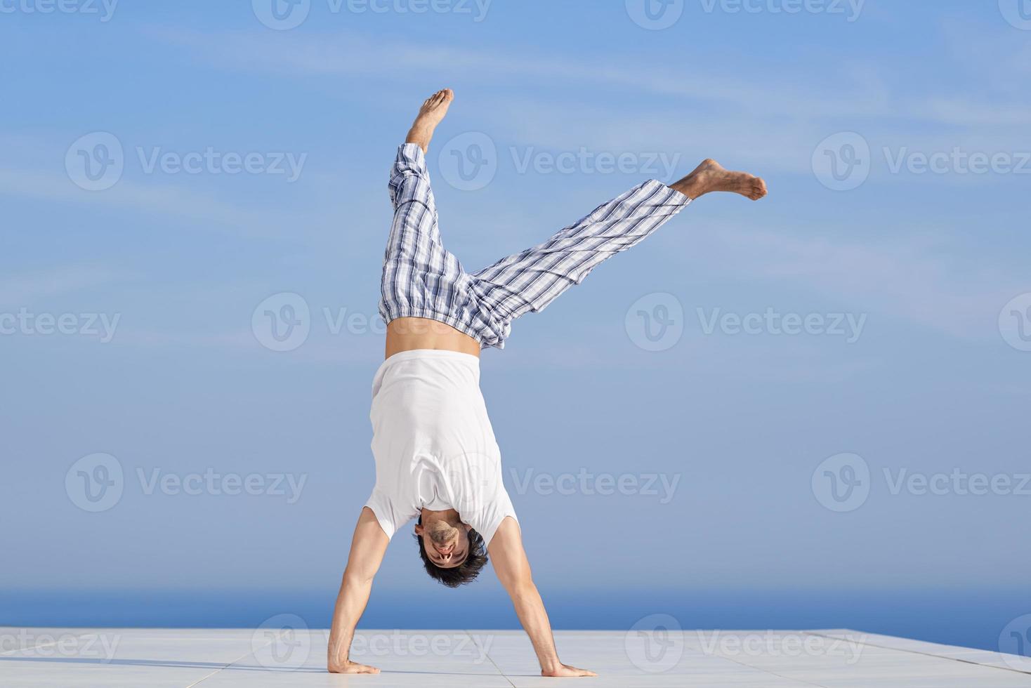 ung man praktiserande yoga foto