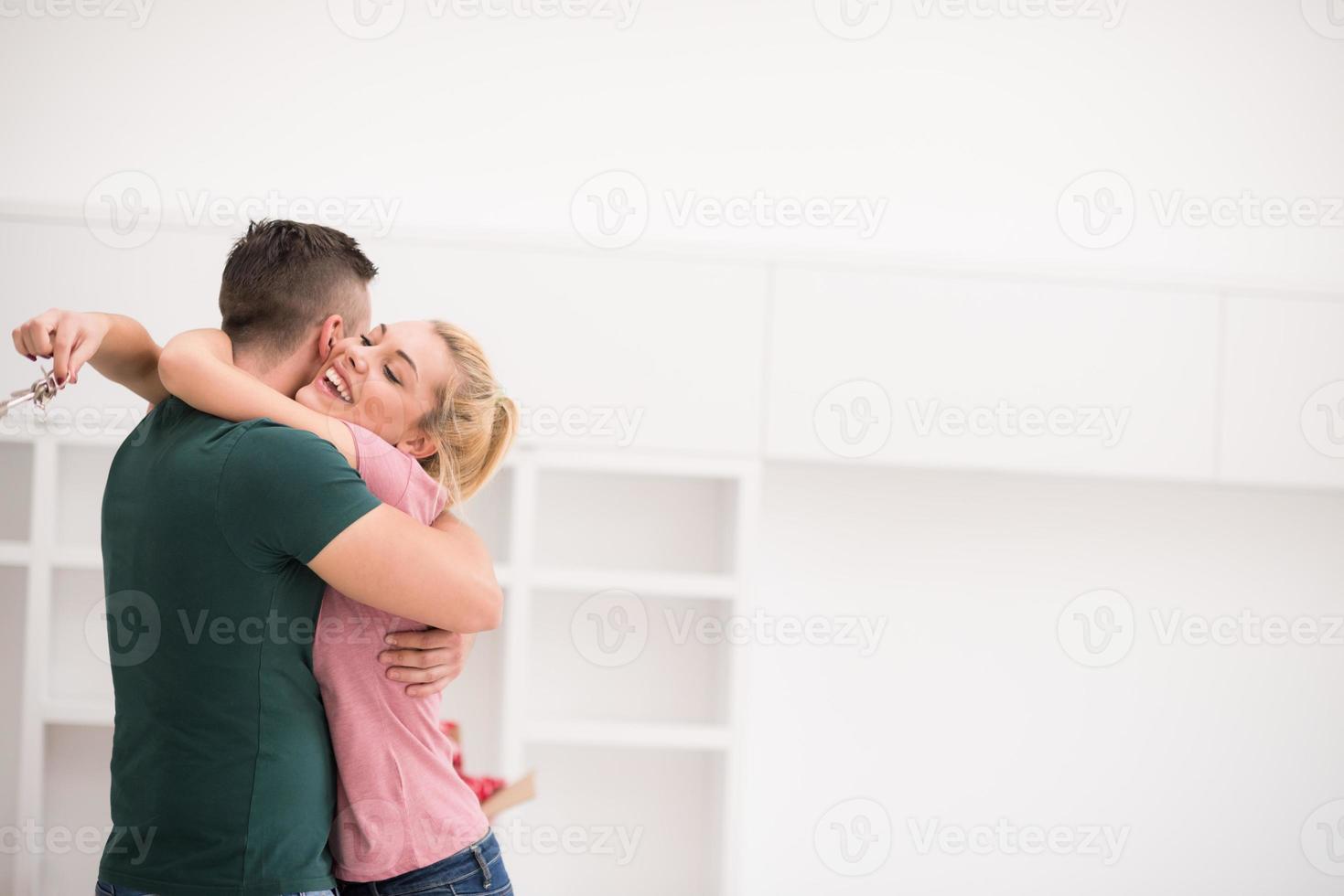 Lycklig ung par rör på sig i ny hus foto