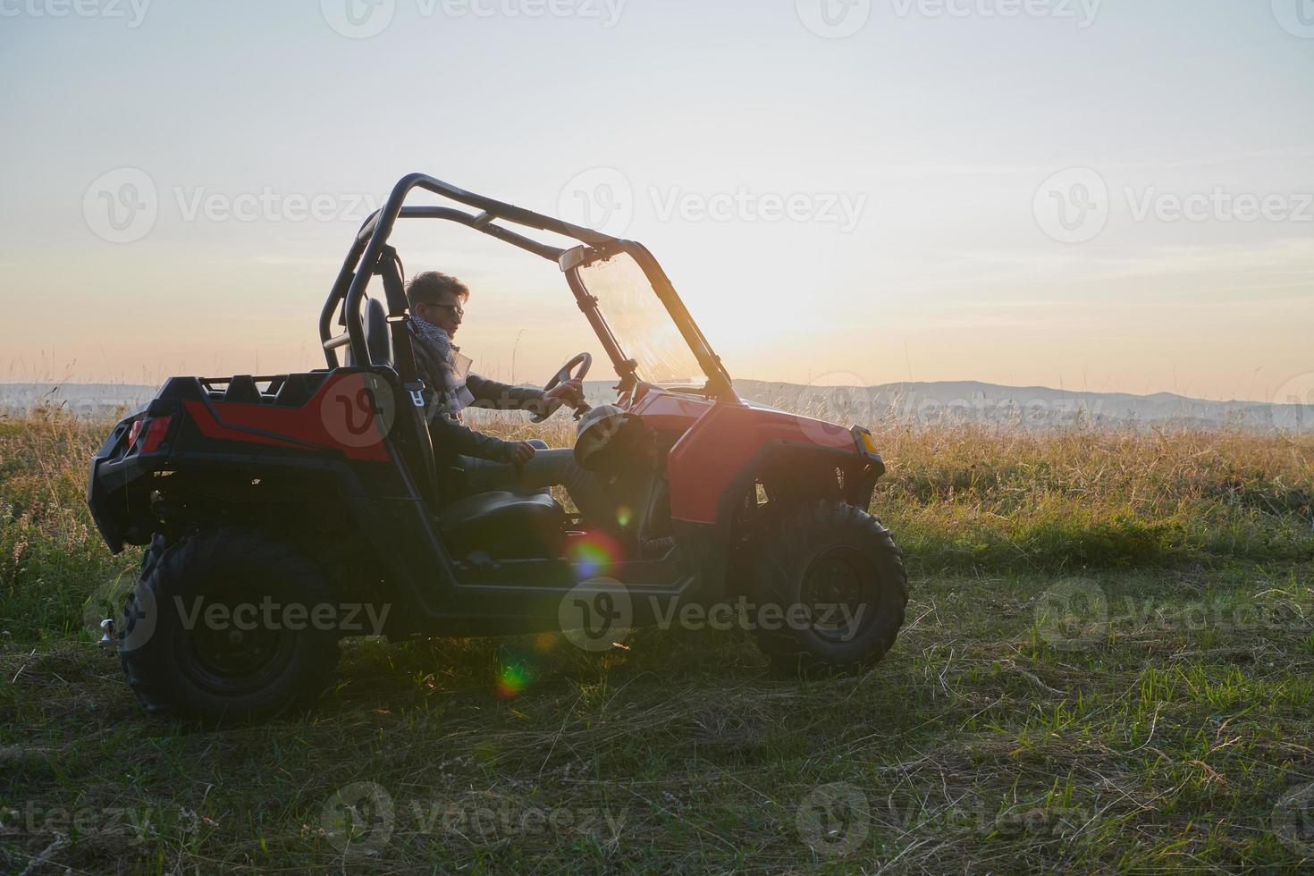 man njuter skön solig dag medan körning en av väg buggy bil foto