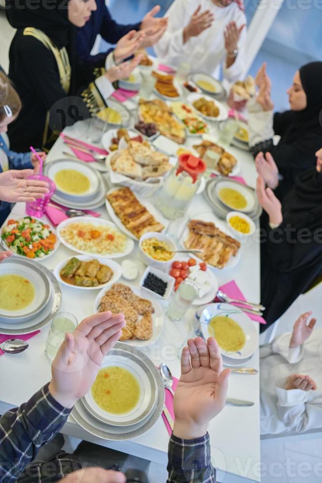 muslim familj framställning iftar dua till ha sönder fasta under ramadan foto