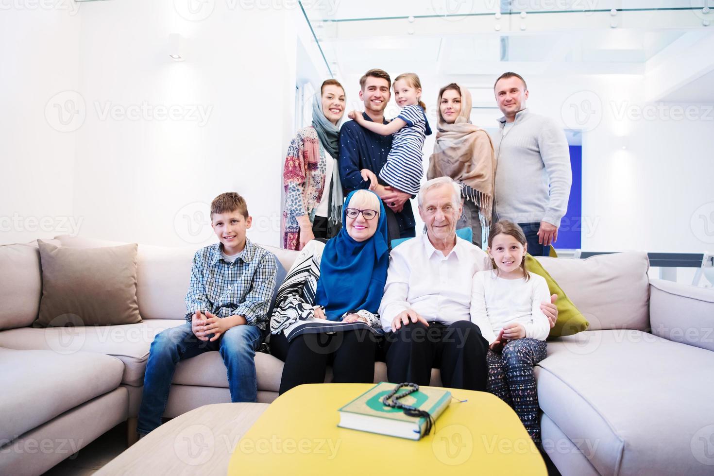 porträtt av Lycklig modern muslim familj foto