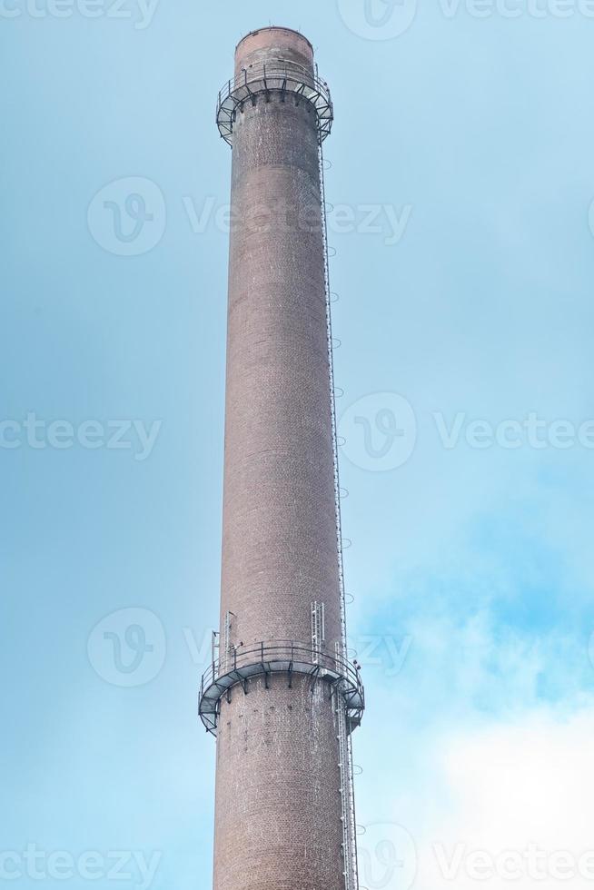 stor skorsten av en fabrik foto