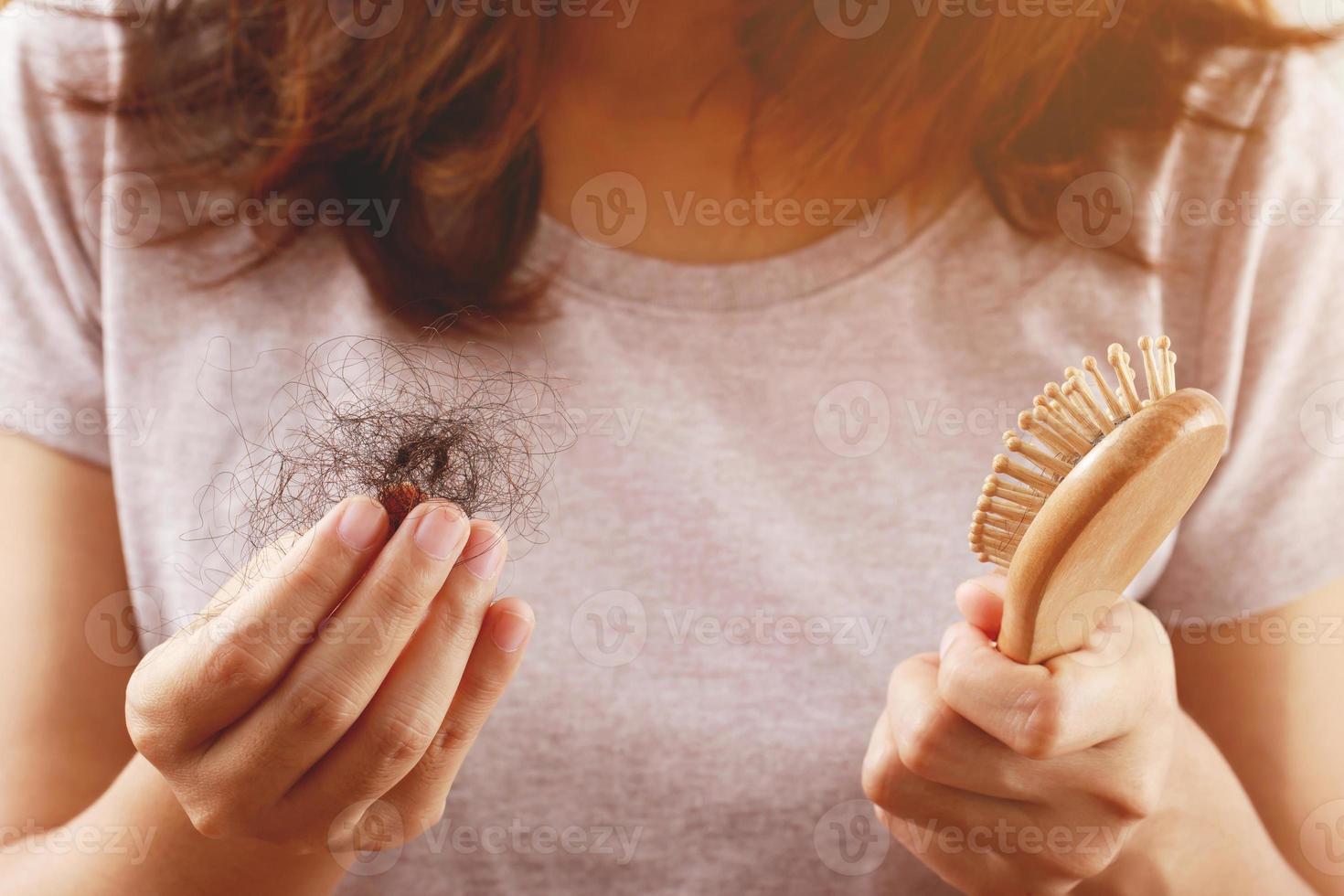 ung kvinna orolig handla om hår förlust problem efter hårkam i hand. problem hormonell obalans, påfrestning begrepp. hälsa vård begrepp foto