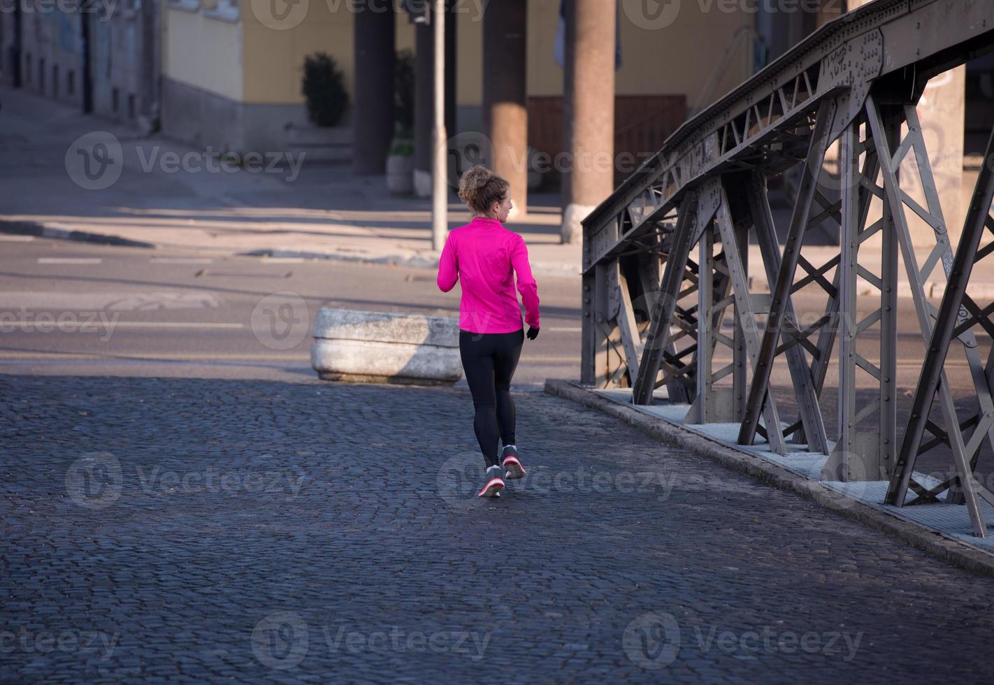 sportig kvinna joggning på morgon- foto