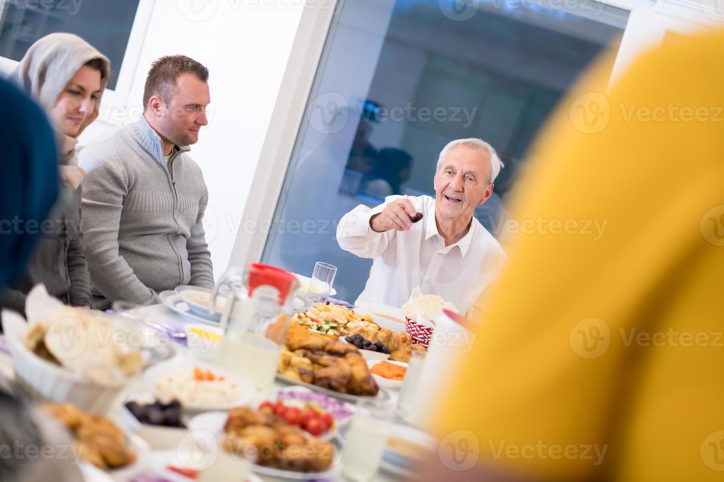 modern multietnisk muslim familj har en ramadan fest foto