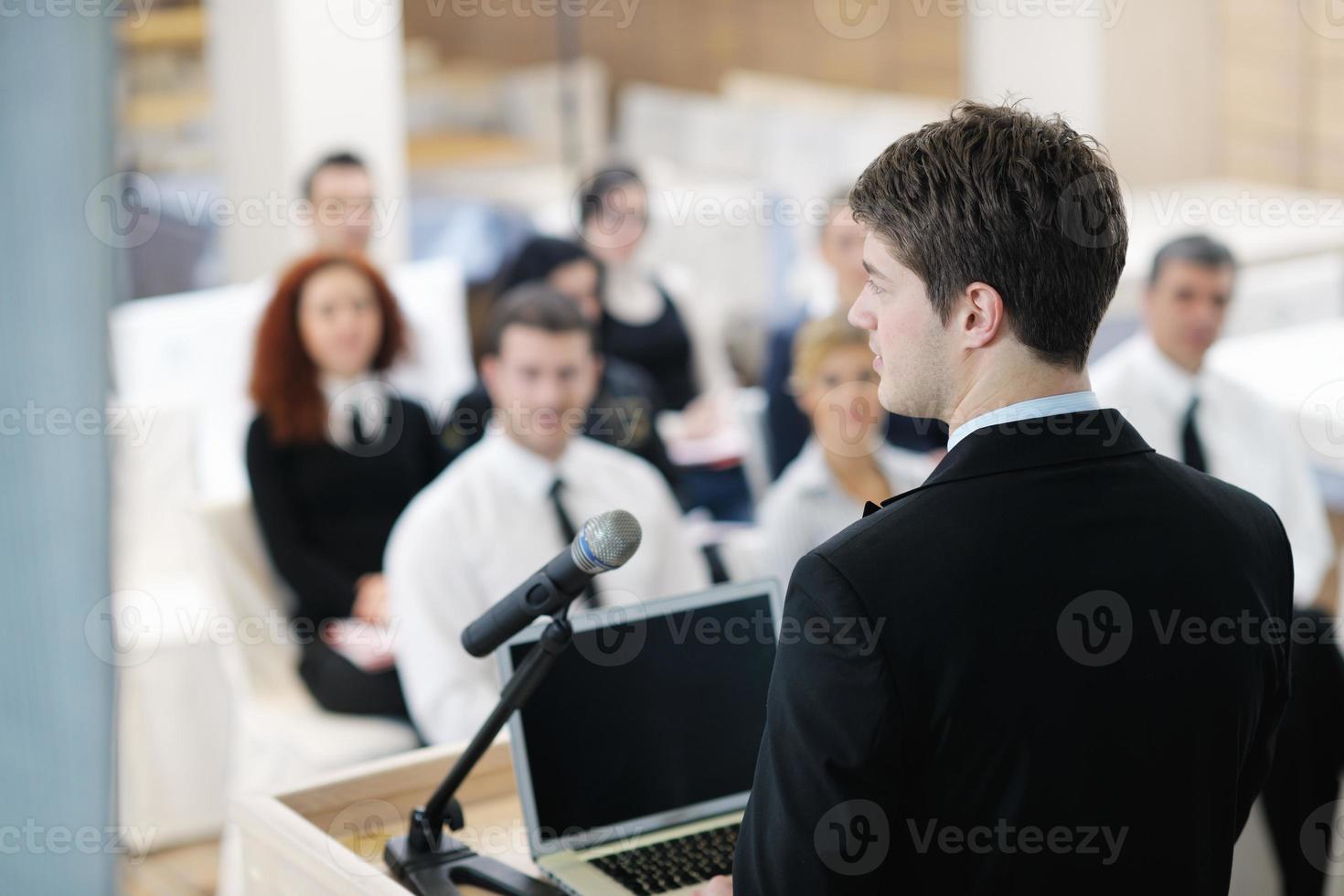 ung företag man ger en presentation på konferens foto