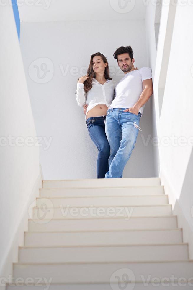 Lycklig ung romantisk par ha roligt slapp koppla av på Hem foto
