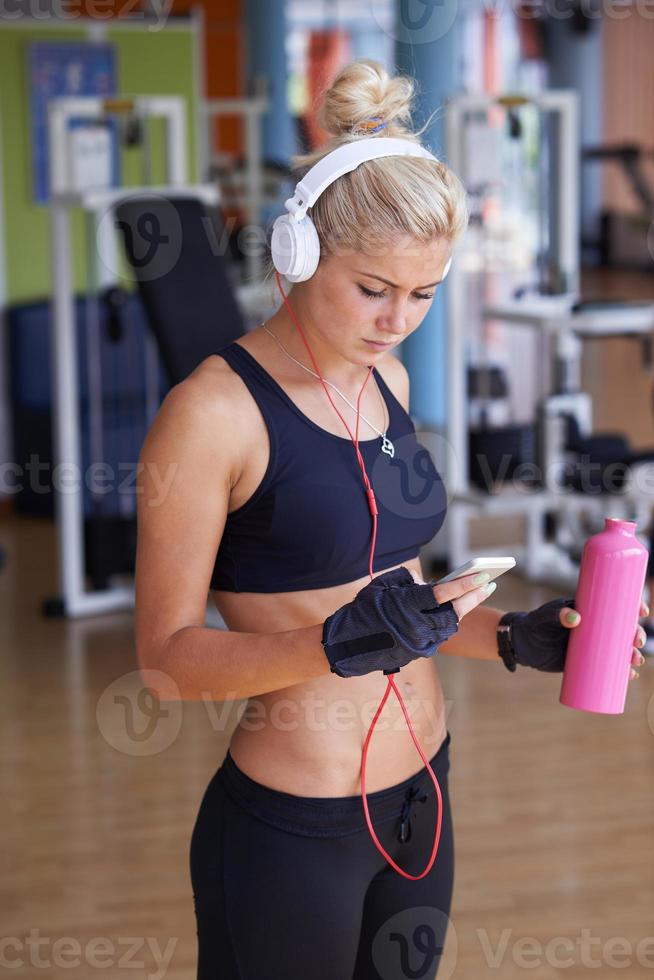 kvinna med hörlurar i kondition Gym foto