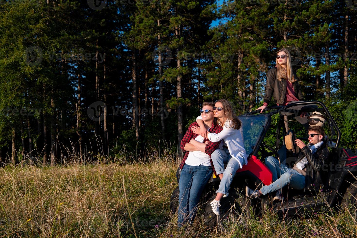 grupp av ung människor körning en av väg buggy bil foto