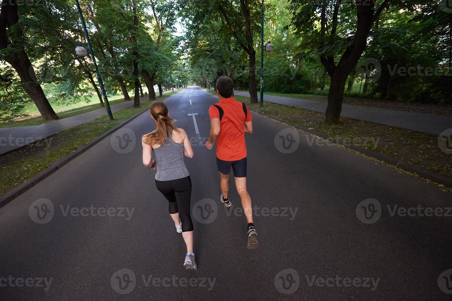 par joggar utanför foto